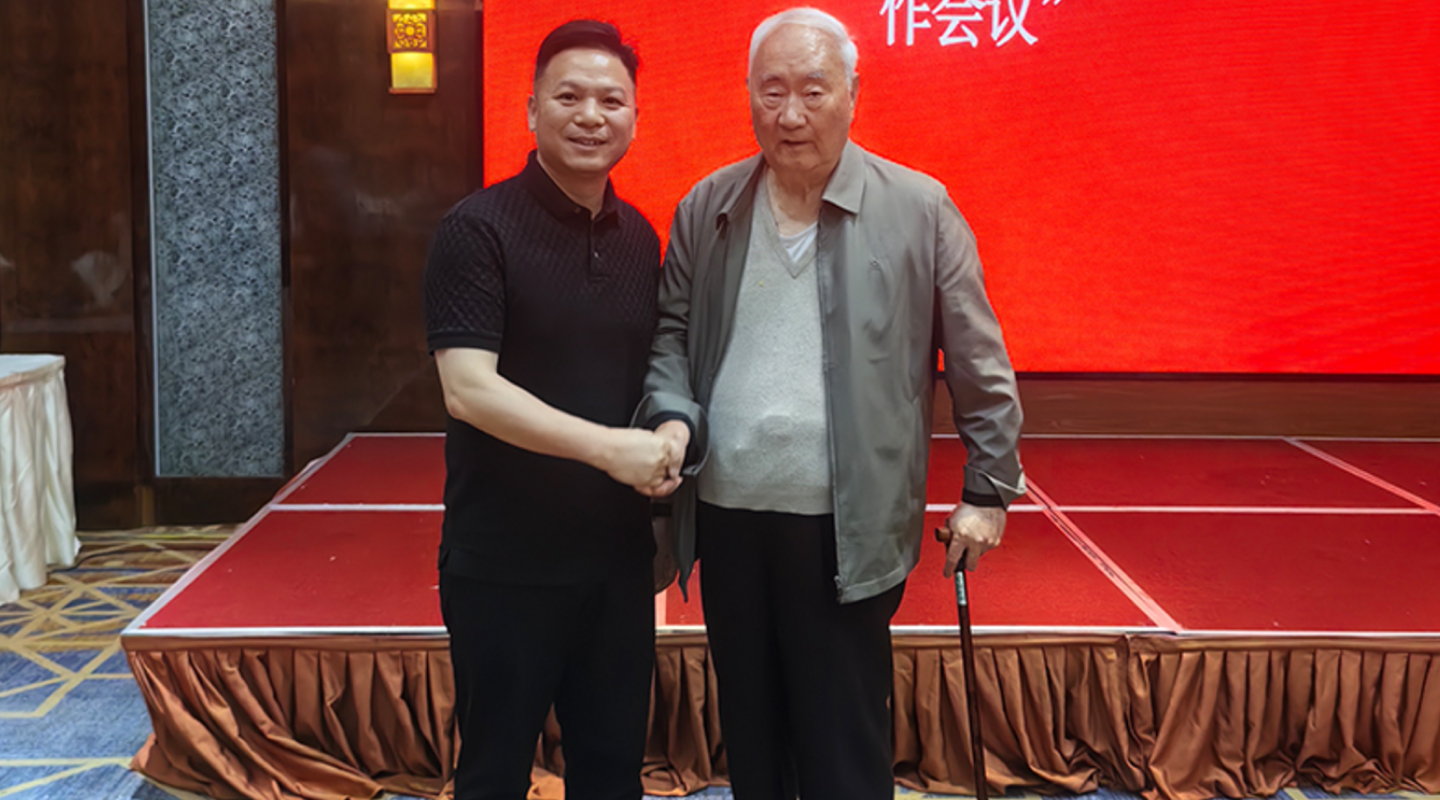 首信環(huán)保劉總與沈寅初院士合影